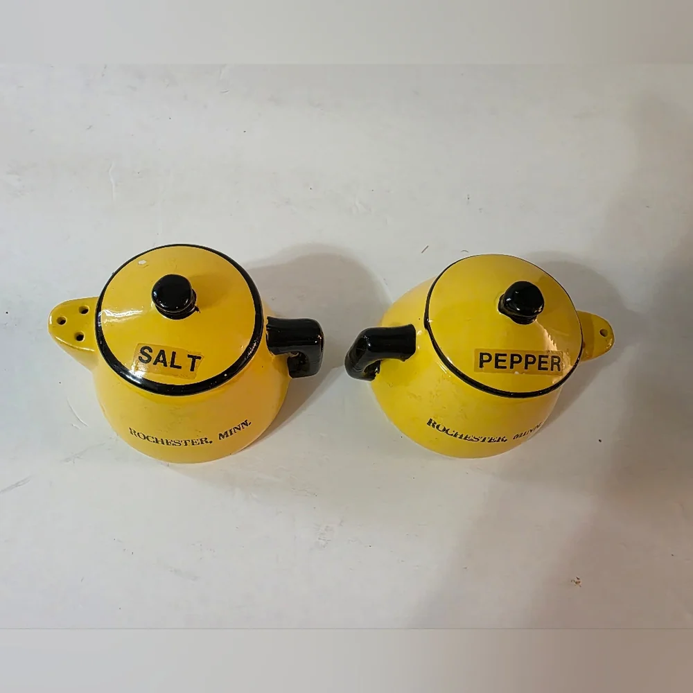 Vtg Tea Kettle Salt And Pepper Shaker Set